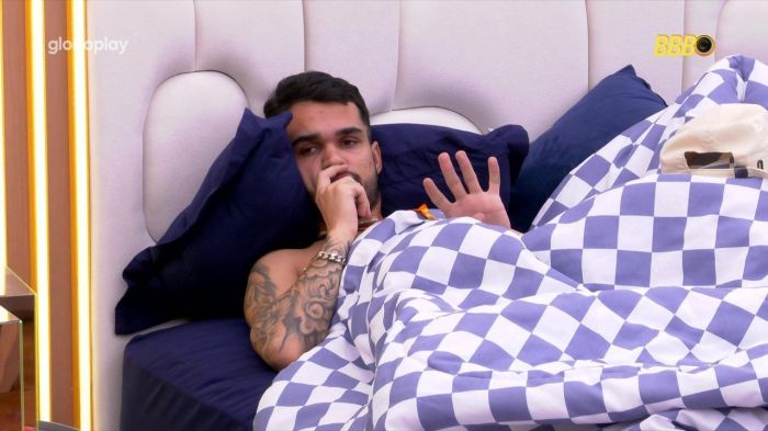 João Pedro conversa sobre o Paredão com Renata no Quarto do Líder