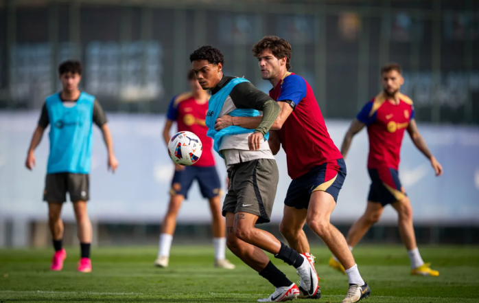 João Mendes, filho de Ronaldinho Gaúcho, é marcado por Marcos Alonso em treino do Barcelona