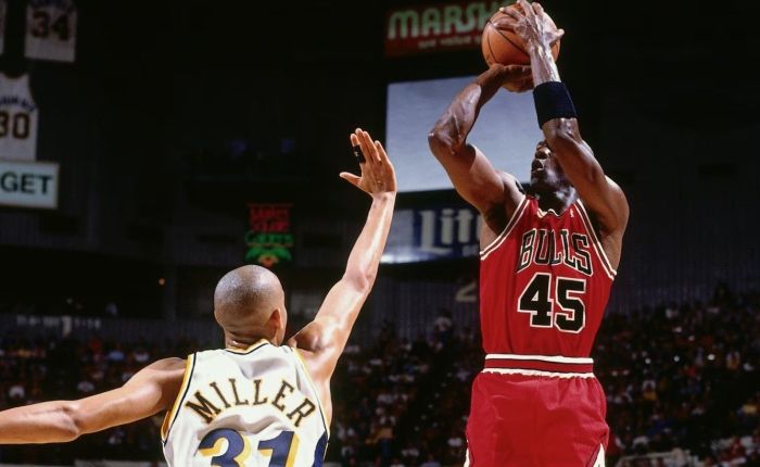 Michael Jordan em arremesso contra o Indiana Pacers, quando defendia o Chicago Bulls na temporada 1994/1995 (na ocasião, ele usou a camisa de número 45, não 23) Michael Jordan em arremesso contra o Indiana Pacers, quando defendia o Chicago Bulls na temporada 1994/1995 (na ocasião, ele usou a camisa de número 45, não 23)