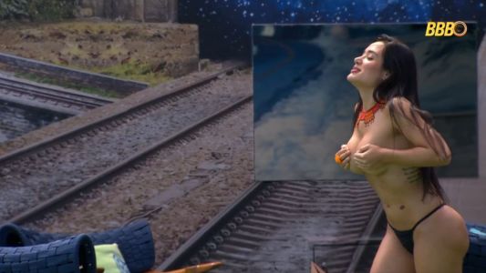 Jordana pulou sem a parte de cima do biquíni no BBB 26