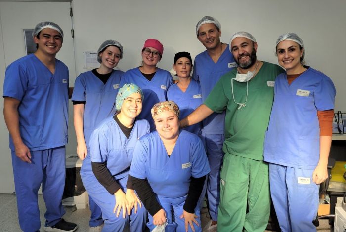 Equipe que atendeu jovem de 17 anos, que disparou pistola de pregos no próprio coração. Equipe que atendeu jovem de 17 anos, que disparou pistola de pregos no próprio coração.