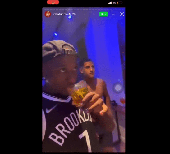 João Pedro e Fernando foram flagrados bebendo em festa noturna