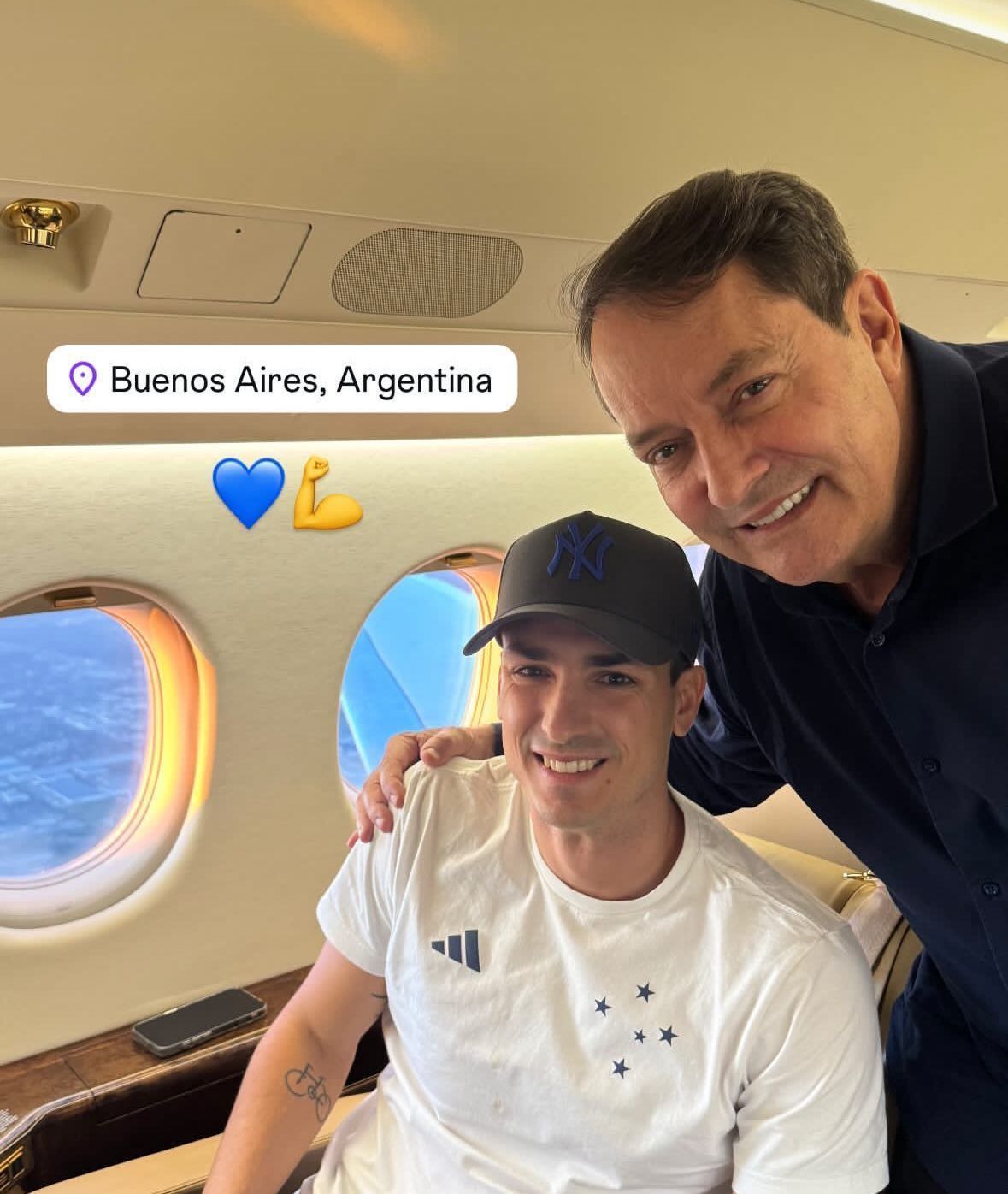 Atacante do Cruzeiro e Pedrinho viajam à Argentina em avião do dono da SAF celeste
