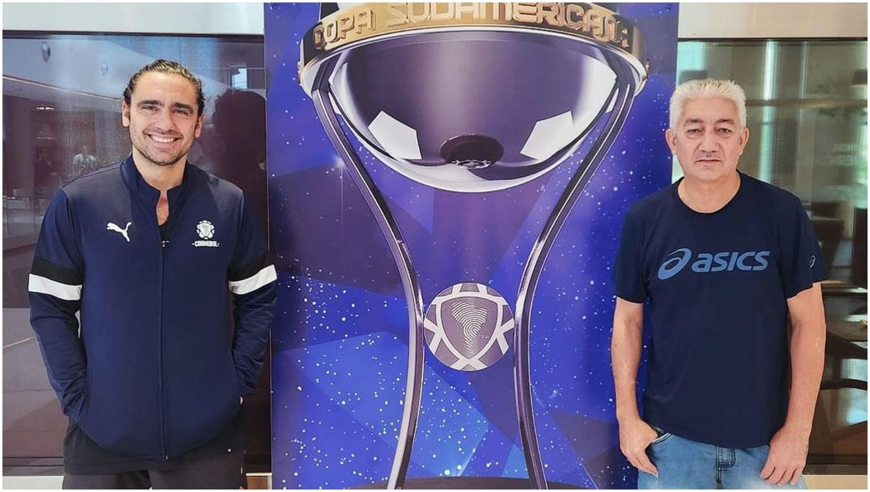 Ídolos do Cruzeiro vão ao Paraguai e posam juntos antes de final
