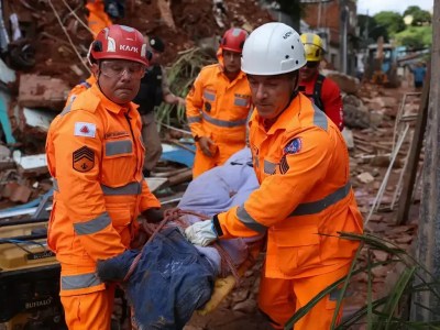 Bombeiros buscam por desaparecidos na Zona da Mata