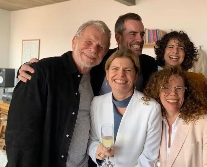 Débora Bloch, pai e marido durante celebração do casamento da filha da atriz
