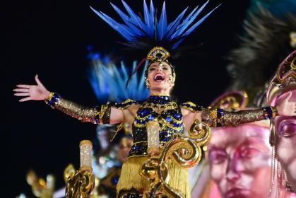 Desfile da Rosas de Ouro no Carnaval de SP em 2025