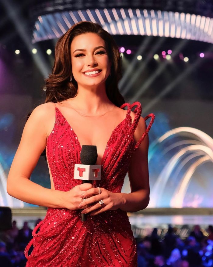 Julia Gama foi repórter da Telemundo durante o Miss Universo 2024<br />