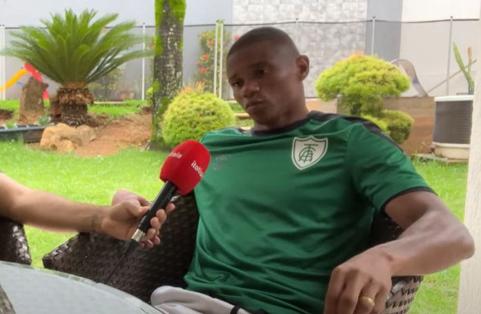 Juninho admite negociação com Goiás, mas prega cautela sobre saída do América