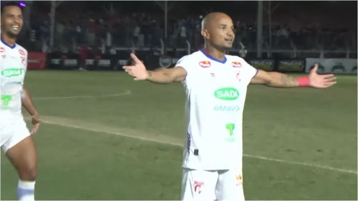 Juninho Tardelli fez o segundo gol da vitória betinense sobre o Aymorés, de Ubá