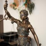 Mãe entra na Justiça contra filha de 22 anos que não estuda nem trabalha