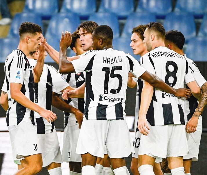 Com brilho de Vlahovic, Juventus goleia o Genoa e sobe na tabela do Italiano