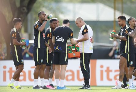 Kaiki e outros jogadores da Seleção durante treino para jogos contra França e Croácia em 2026