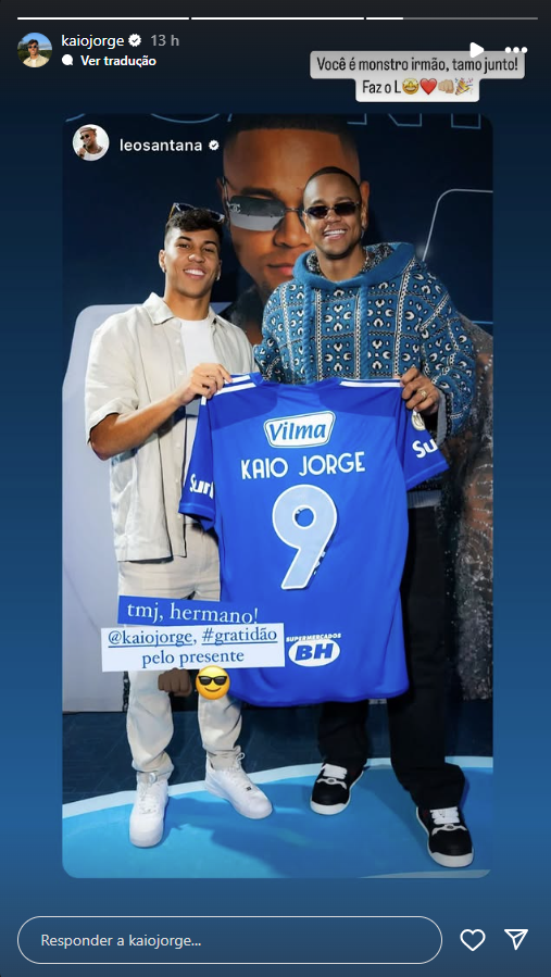 Kaio Jorge presenteou Léo Santana com camisa do Cruzeiro, em São José da Lapa