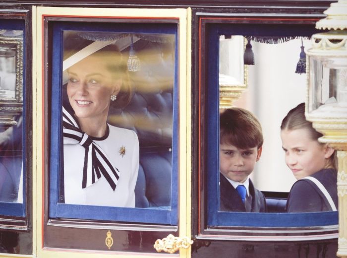 A princesa de Gales andou em uma carruagem coberta com seus três filhos até a chegada ao evento, perto do Palácio de Buckingham, em Londres. A princesa de Gales andou em uma carruagem coberta com seus três filhos até a chegada ao evento, perto do Palácio de Buckingham, em Londres.