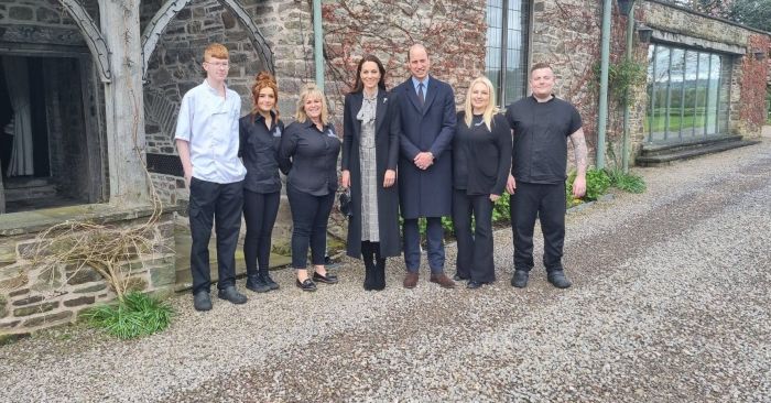 Kate Middleton e Príncipe William na Duffryn Mawr Country House em 28 de abril de 2023. Kate Middleton e Príncipe William na Duffryn Mawr Country House em 28 de abril de 2023.