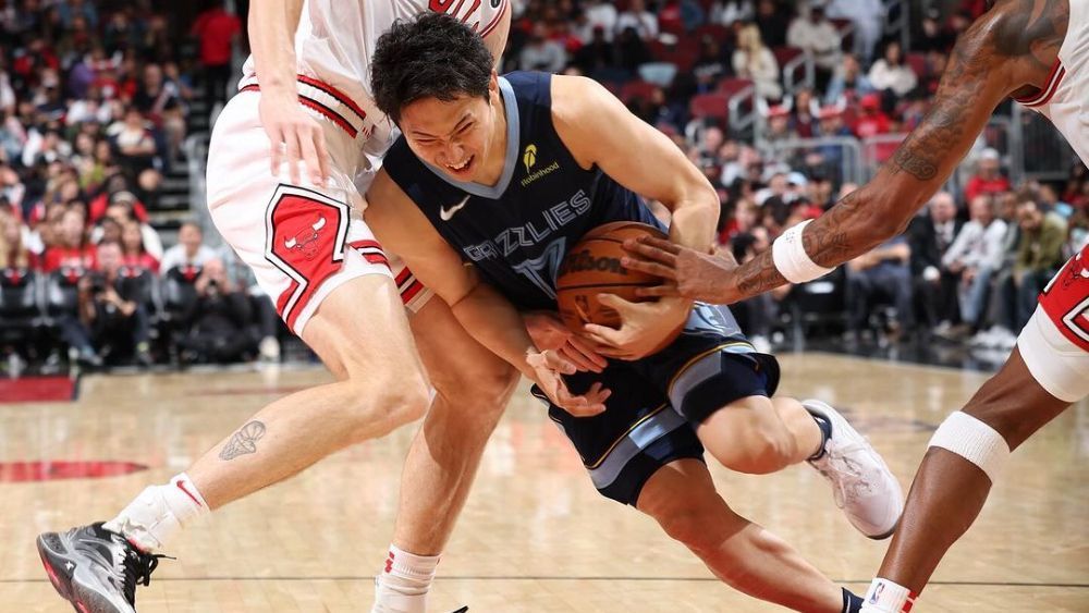 'Sensação' de 1,72m, japonês se destaca na pré-temporada da NBA