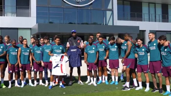 KD com jogadores do PSG durante visita ao clube, na última semana