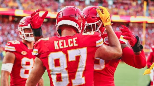 Kelce retornará para sua 14ª temporada nos Chiefs