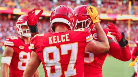 Kelce retornará para sua 14ª temporada nos Chiefs