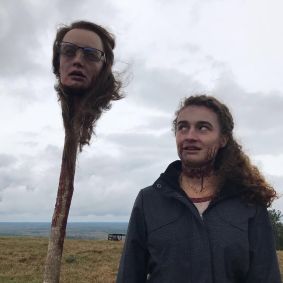 Kelley Mack durante bastidores de The Walking Dead