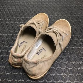 Kelley Mack durante bastidores de The Walking Dead