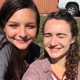 Kelley Mack durante bastidores de The Walking Dead