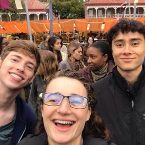 Kelley Mack durante bastidores de The Walking Dead