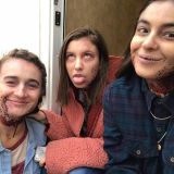 Kelley Mack durante bastidores de The Walking Dead