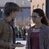 Kelley Mack durante bastidores de The Walking Dead