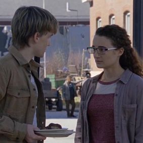 Kelley Mack durante bastidores de The Walking Dead