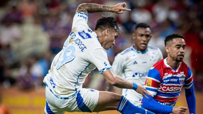 Kaio Jorge durante lance de jogo do Cruzeiro contra o Fortaleza pelo Brasileirão de 2025