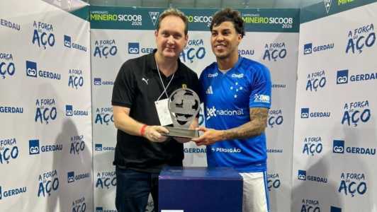 Kaio Jorge com o troféu de Melhor em Campo Gerdau da final do Campeonato Mineiro 2026