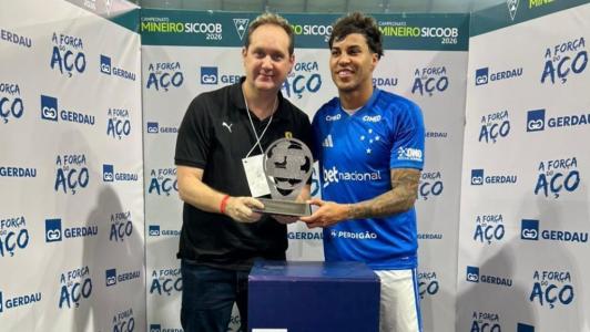 Kaio Jorge com o troféu de Melhor em Campo Gerdau da final do Campeonato Mineiro 2026