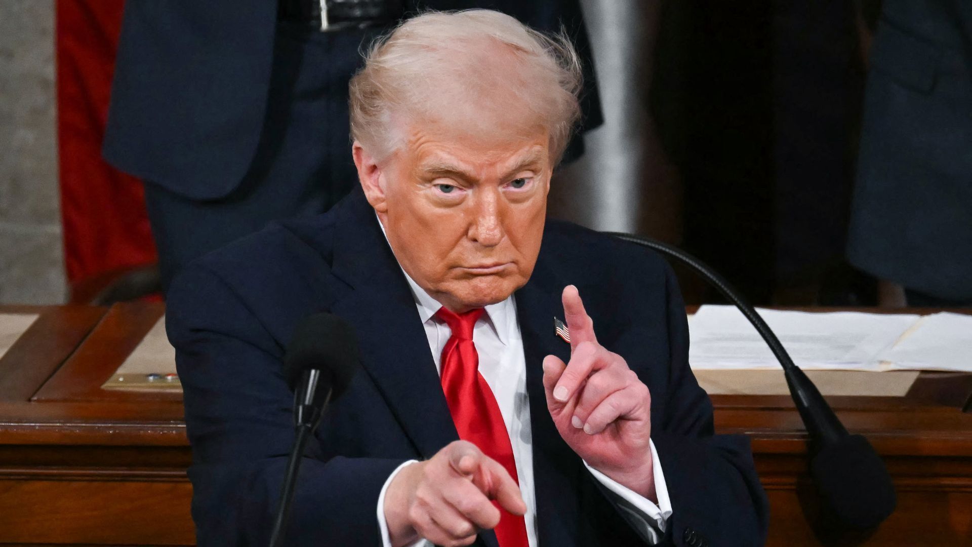 Trump ameaça colocar agentes do ICE em aeroportos dos EUA