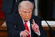 Trump ameaça colocar agentes do ICE em aeroportos dos EUA