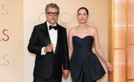 Diretor de "O Agente Secreto" Kleber Mendonca Filho e a produtora Emilie Lesclaux no tapete vermelho do Oscar 2026