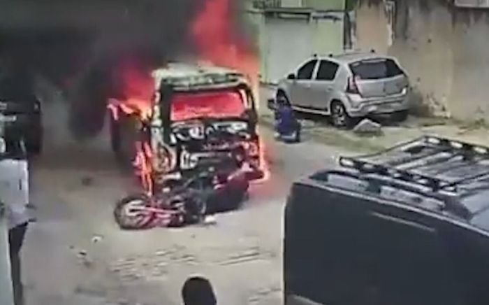 Motociclista foi atropelado por Kombi em chamas em Nova Iguaçu.
