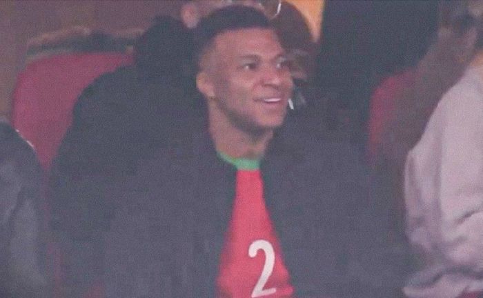 Mbappé assiste a Marrocos 1 x 1 Mali com camisa da Seleção Marroquina com nome e número de Hakimi