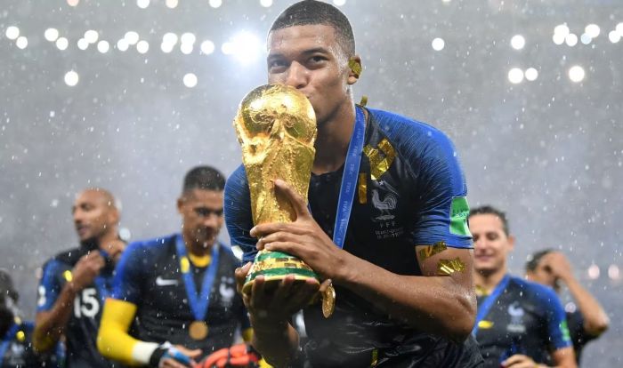 Mbappé comemora título da Copa do Mundo de 2018