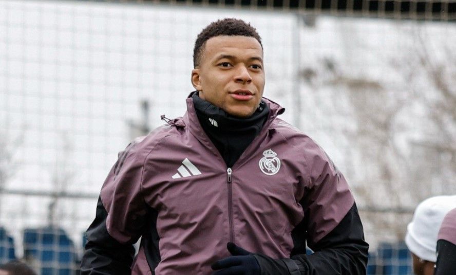 Mbappé retorna a Madri após tratar joelho na França e tenta enfrentar City na Champions