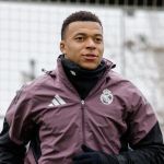 Mbappé retorna a Madri após tratar joelho na França e tenta enfrentar City na Champions