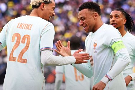 Ekitike e Mbappe celebram gol em Brasil 1 x 2 França, em amistoso em 2026