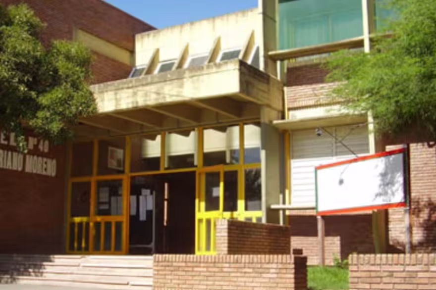 Estudante ataca escola e mata um aluno
