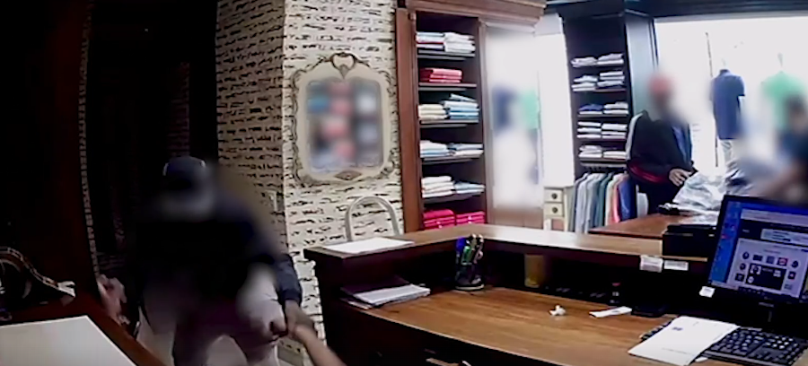 Vídeo: funcionária desmaia durante assalto e ladrão acalma a mulher: 'respira'