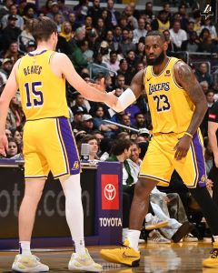LeBron James em ação pelos Lakers na vitóra sobre os Pelicans por 110 a 101 na NBA em 2026