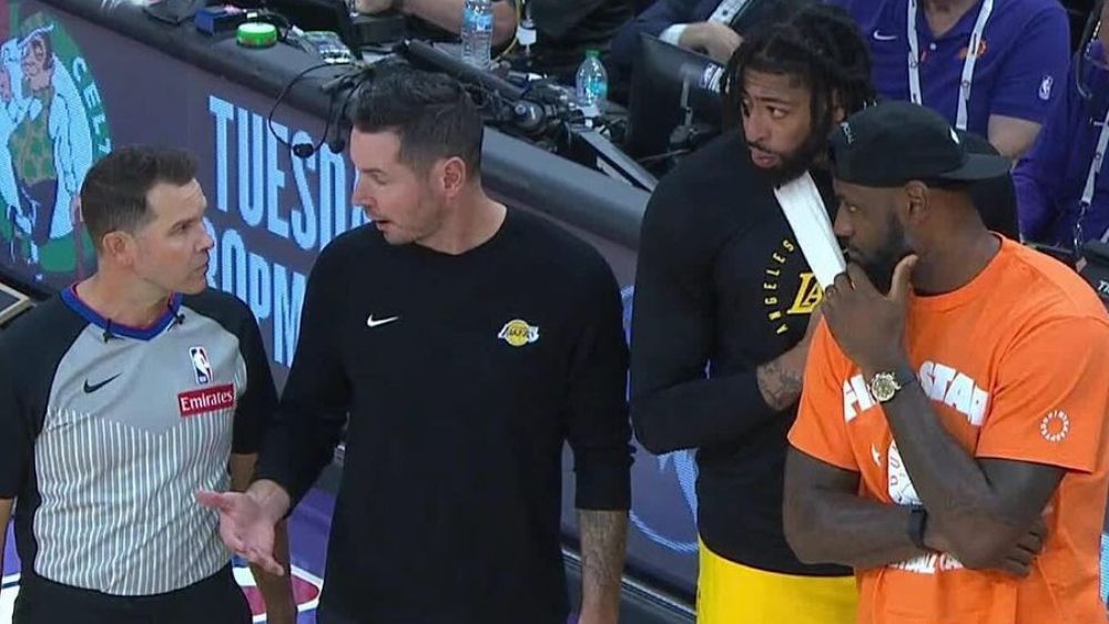 LeBron James 'encara' árbitro após marcação de falta flagrante do filho na NBA