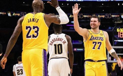 LeBron James e Luka Doncic celebram vitória dos Lakers sobre Nuggets na temporada 2025/2026 da NBA