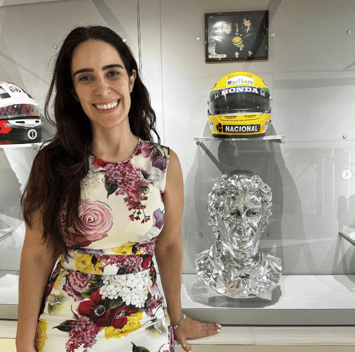 A artista plástica e antropóloga Lalalli Senna, sobrinha do piloto, assina o conceito artístico da obra