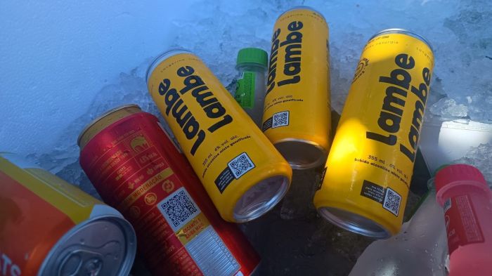Foto mostra latas da bebida alcoólica Lambe Lambe